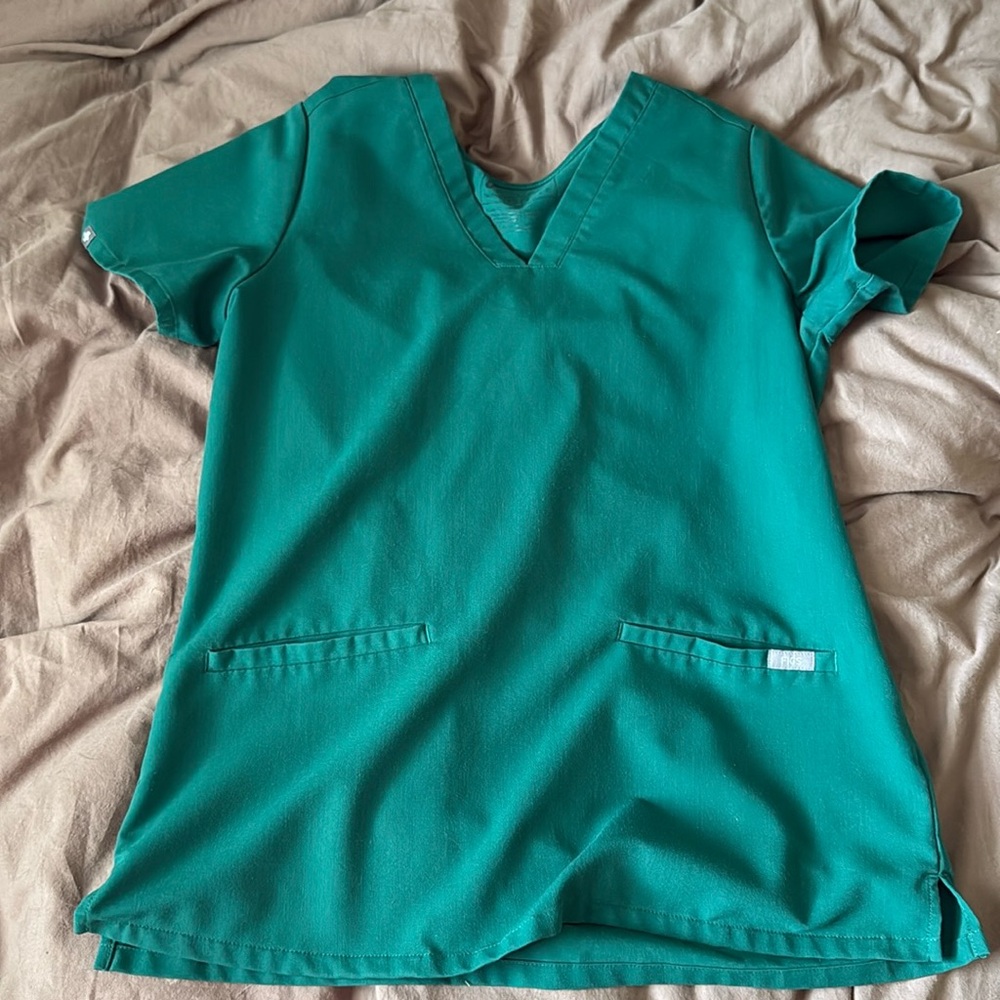Figs casma top - hunter green